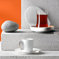 Teegläser und Kaffeetassen